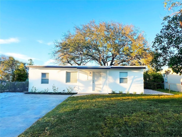 view of front of home featuring a front yard