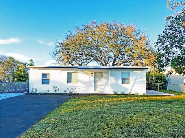 ranch-style house featuring a front yard