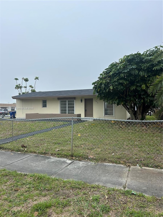 view of front of property with a front yard