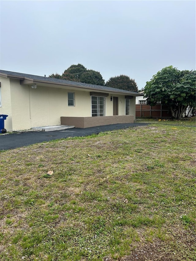 exterior space featuring a lawn