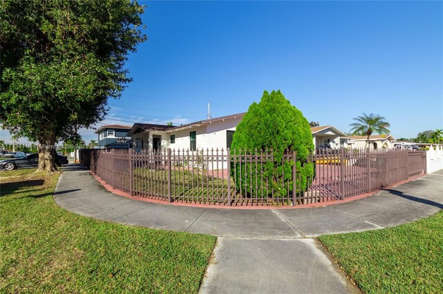 view of front of home featuring a front yard