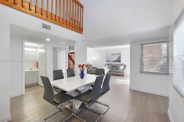 dining room with sink and light hardwood / wood-style floors