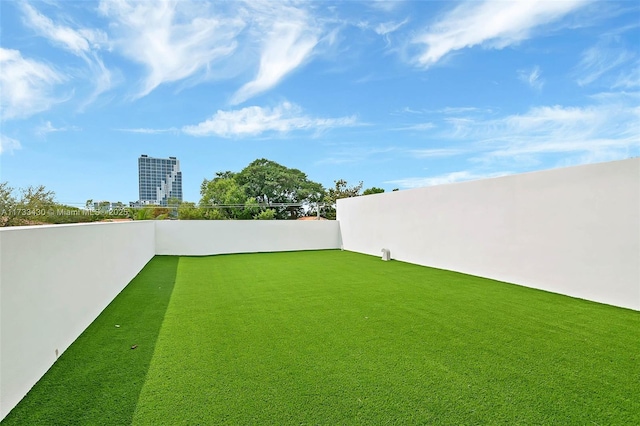 view of yard featuring a view of city