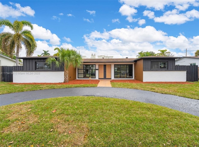 single story home featuring a front yard