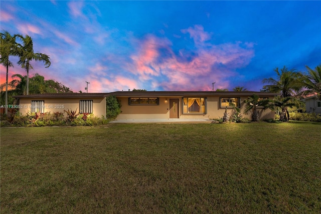 single story home featuring a lawn