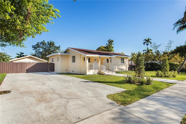 single story home featuring a front yard