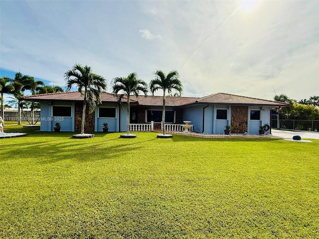 ranch-style home featuring a front lawn