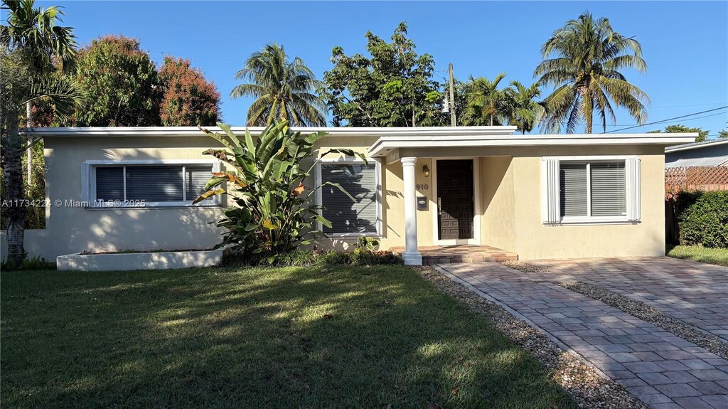 view of front of property with a front lawn