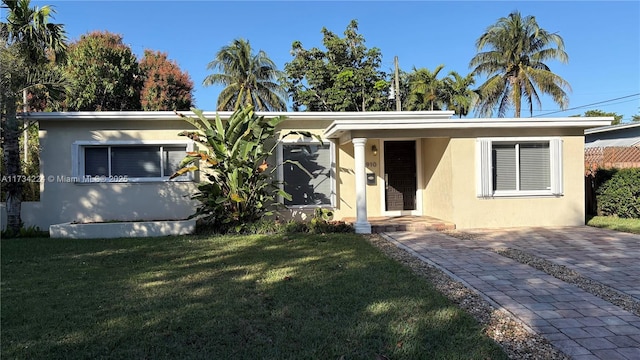 view of front of home featuring a front lawn