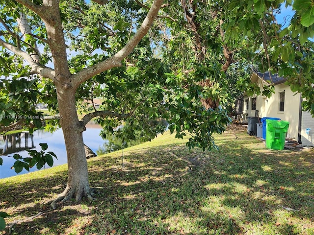 view of yard featuring a water view