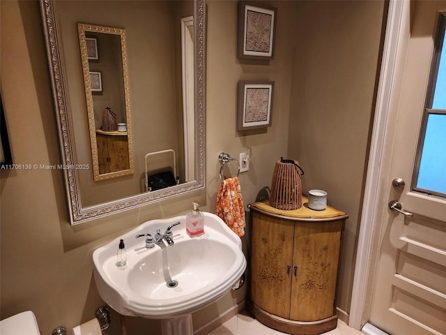 bathroom featuring sink