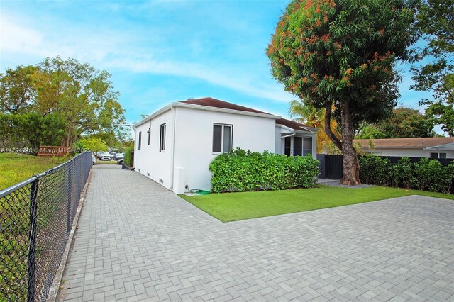 view of front of property with a front lawn