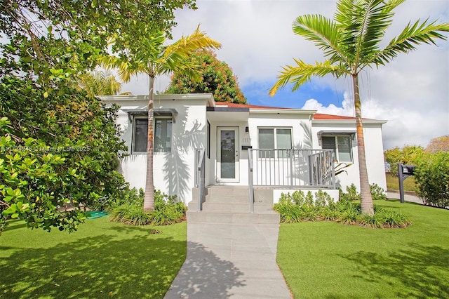 view of front of property featuring a front yard