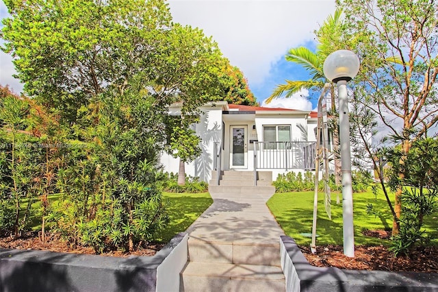 view of front facade featuring a front yard