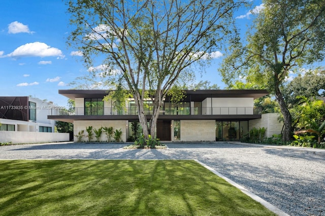 contemporary house featuring a front yard