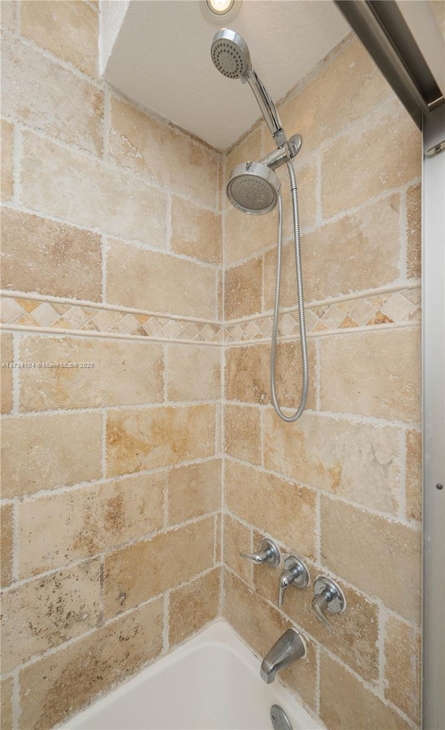 bathroom with tiled shower / bath