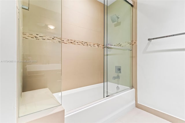 bathroom with combined bath / shower with glass door