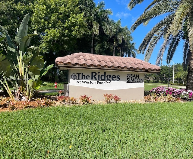 community / neighborhood sign featuring a yard