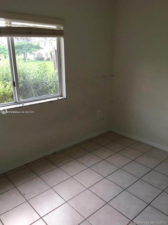 empty room featuring light tile patterned flooring