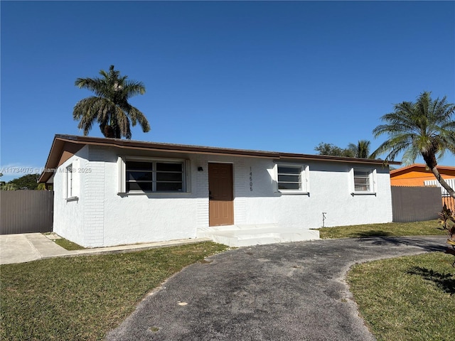 view of front of property featuring a front yard