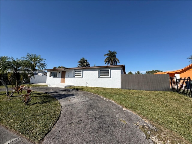 view of front of home featuring a front yard