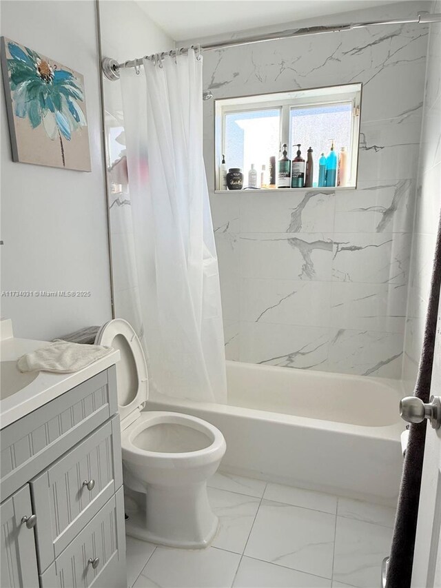 full bathroom featuring shower / bathtub combination with curtain, vanity, and toilet