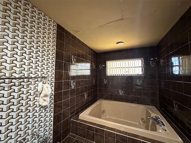 bathroom featuring tiled shower / bath