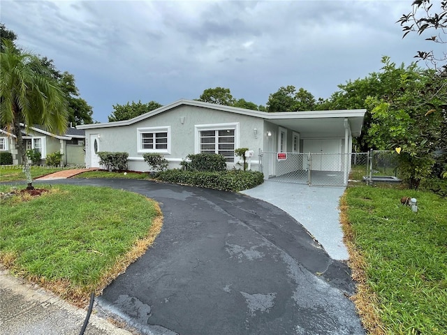 view of front of home featuring a carport and a front lawn