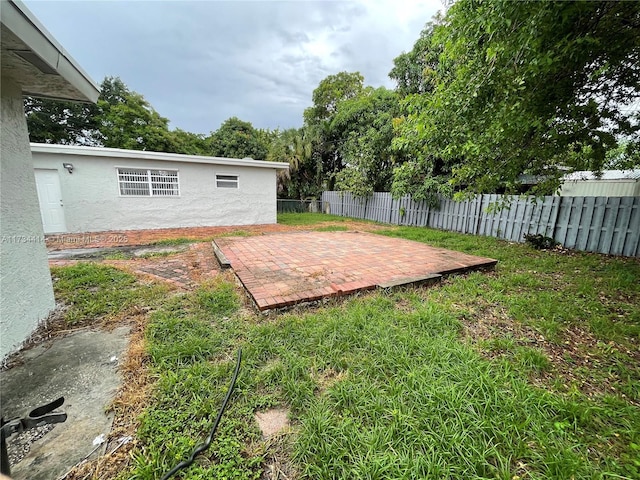 view of yard featuring a patio