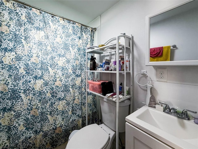 bathroom featuring a shower with curtain, vanity, and toilet