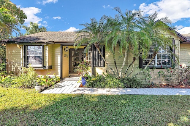 view of front of home with a front lawn