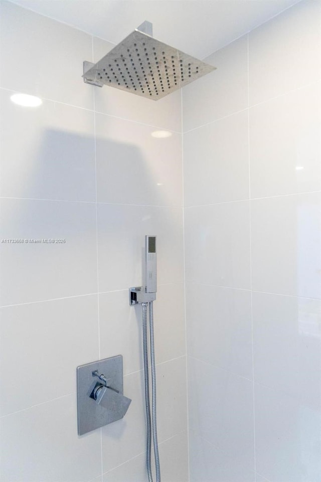 details with a tile shower