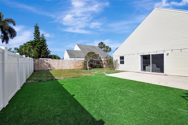 view of yard featuring a patio area