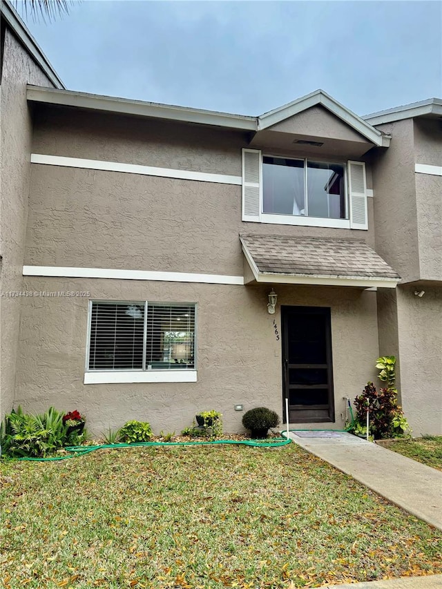 view of front of home featuring a front yard