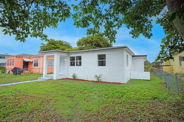 view of front facade featuring a front lawn