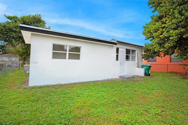 back of house featuring a yard