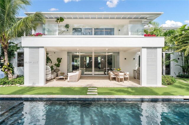 view of front facade featuring a front yard