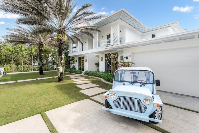 view of front of house featuring a front lawn