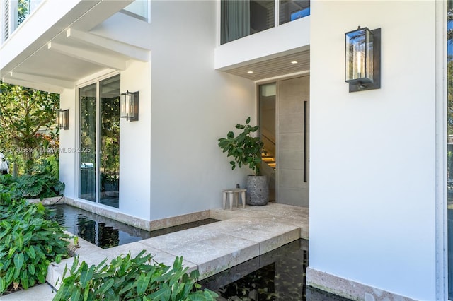 property entrance with stucco siding