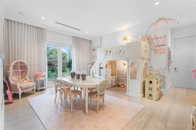 dining room featuring arched walkways, visible vents, recessed lighting, and light wood finished floors