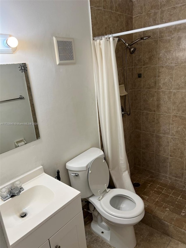 bathroom with a shower with curtain, vanity, and toilet