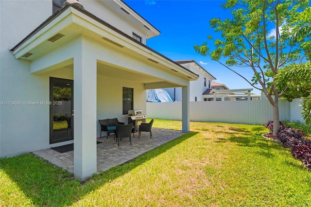 view of yard featuring a patio