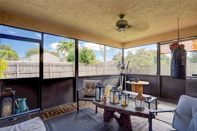 sunroom with ceiling fan