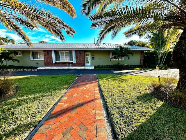 view of front of house featuring a front yard