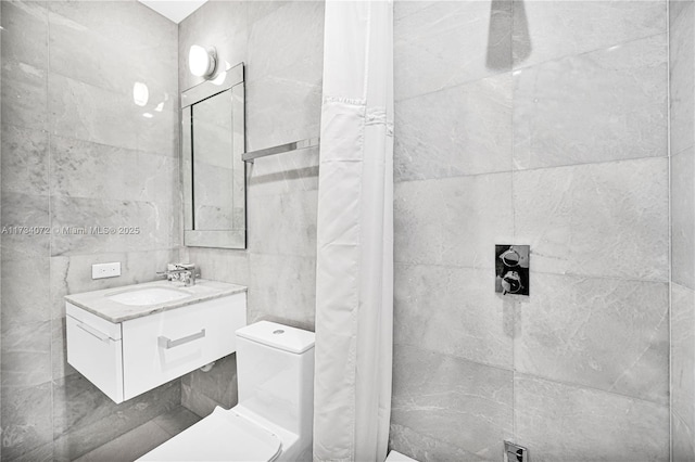 bathroom with vanity, curtained shower, and toilet