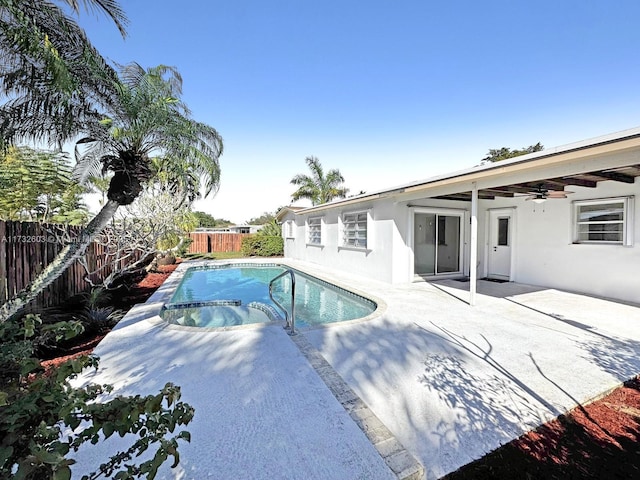 view of swimming pool with a patio area and ceiling fan