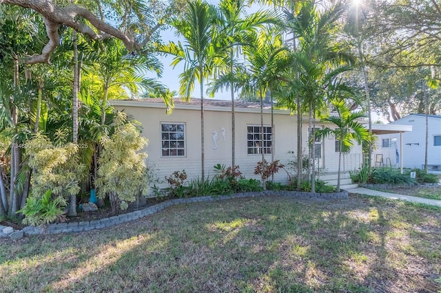 view of front of property with a front yard