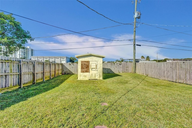 view of yard featuring a storage unit