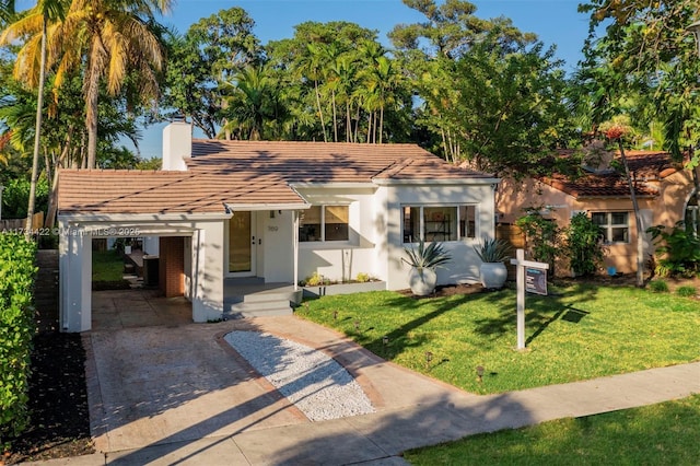 view of front facade featuring a carport and a front yard