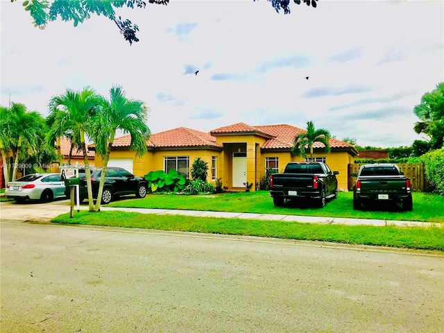 view of front of house featuring a front lawn